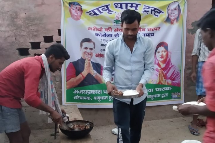 गरीबों और प्रवासियों का शुभचिंतक बाबु धाम ट्रस्ट, भोजन में खिलाया चिकेन और चावल