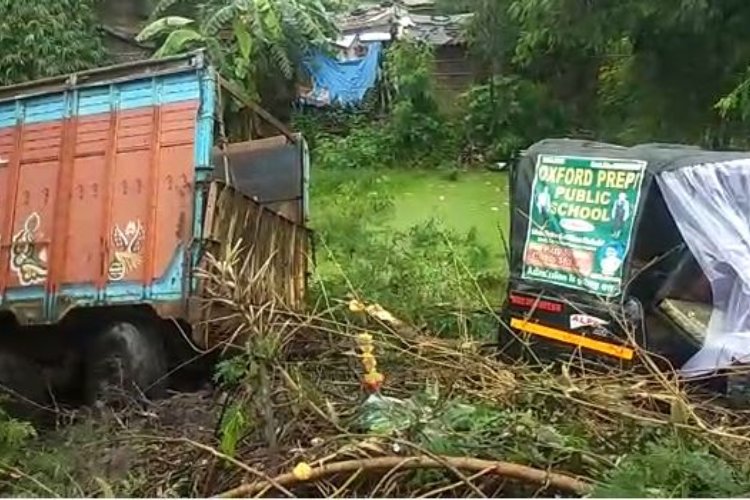 बेलगाम ट्रक का कहर, एक साथ तीन ऑटो को मारी टक्कर, खुद भी गढ्ढे में पलटा