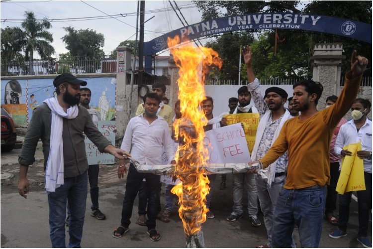 जन अधिकार युवा परिषद् ने नीतीश कुमार और बिशॉप स्कॉट स्कूल प्रशासन का फूंका पुतला