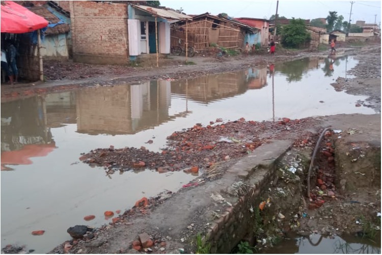 मधुबनी : लगातार बारिश से सड़कों की हालत हुई खराब, बाढ़ का भी मंडरा रहा खतरा