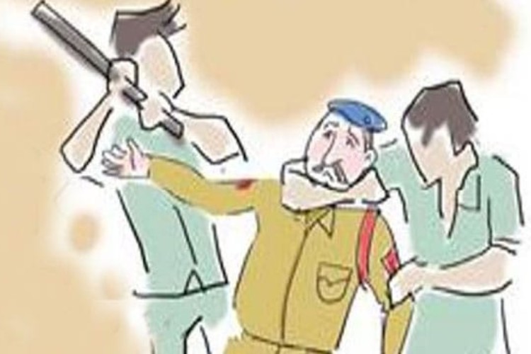 पुलिस टीम पर हमला करने के आरोप में 50 लोगों पर केस दर्ज, एक हुआ गिरफ्तार