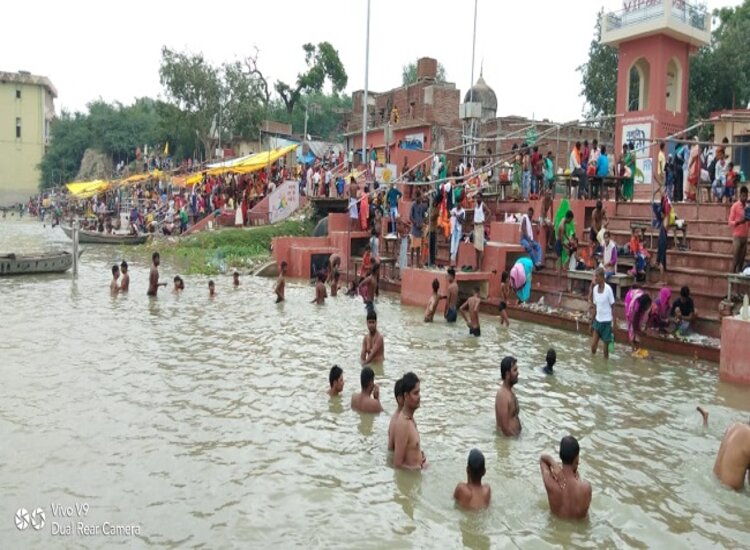 पटना में गंगा स्नान के दौरान एक ही परिवार के 4 लोग डूबे, 2 बच्चों की मौत.