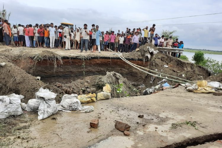 गोपालगंज के एक और महासेतु के अप्रोच रोड में जारी है कटाव