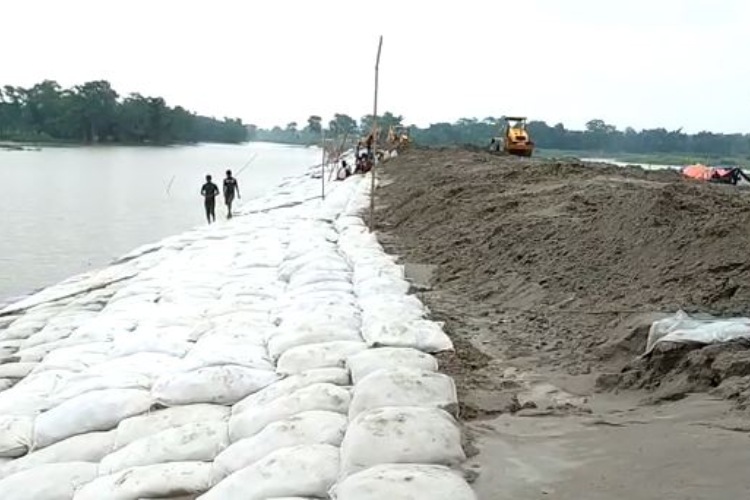 सीतामढ़ी में मंडरा रहा बाढ़ का खतरा, बागमती नदी उफान पर, कटाव जारी