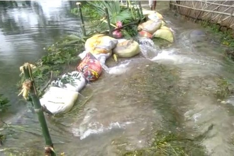 बाढ़ ने कई अन्य क्षेत्रों में पसारे पैर, गांव में दिख रहा समुद्र जैसा नज़ारा बन