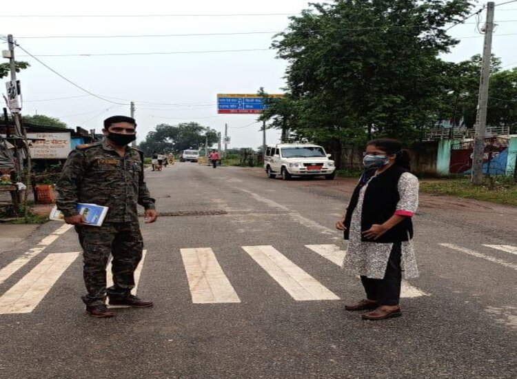 झारखंड-बंगाल बॉर्डर पर बनाए गए चेक पोस्ट का एसडीओ ने किया निरक्षण