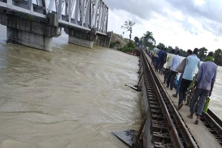 बागमती की उफान से दरभंगा समस्तीपुर रेल लाइन को खतरा, लाखों लोग प्रभावित