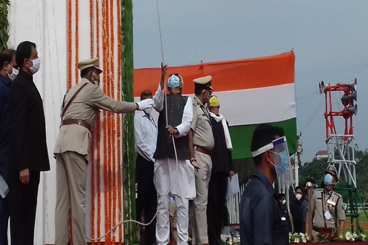 Independence day : सीएम नीतीश कुमार ने पटना के गांधी मैदान में किया झंडोत्तोलन