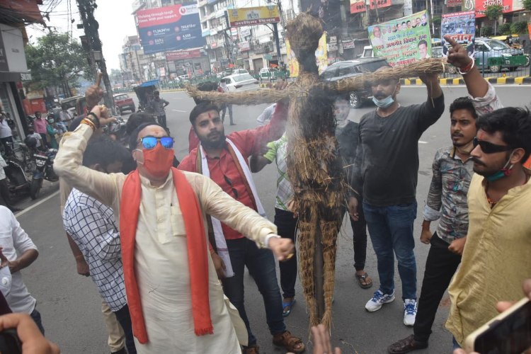 भारतीय जनता सिने एंड टीवी कामगार संघ ने पटना में फूंका पत्रकार राजदीप सरदेसाई का पुतला