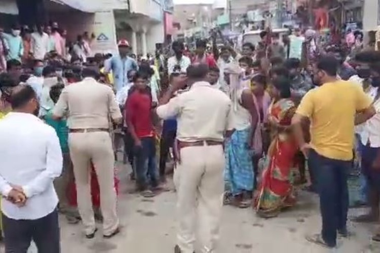 बेगूसराय : पुलिस से नाराज भीड़ ने सड़े हुए फल से किया हमला, मारपीट का लगाया आरोप