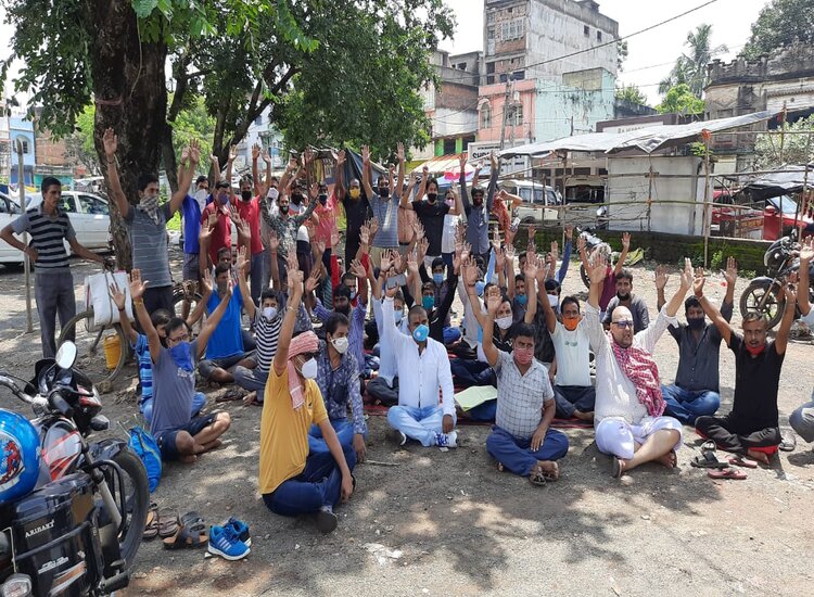 बाबा मंदिर के इर्द-गिर्द के दुकानदारों के समक्ष उत्पन्न हुई भुखमरी की समस्या