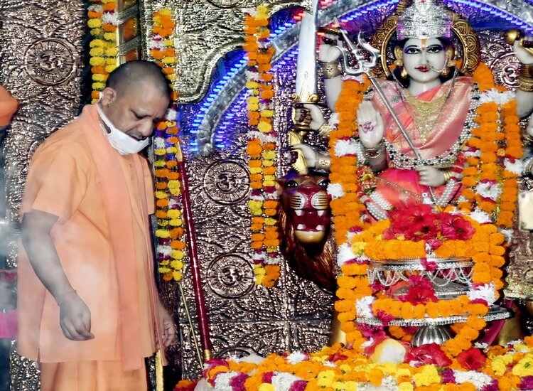 मुख्यमंत्री योगी आदित्यनाथ ने शक्तिपीठ मंदिर देवीपाटन में की पूजा-अर्चना