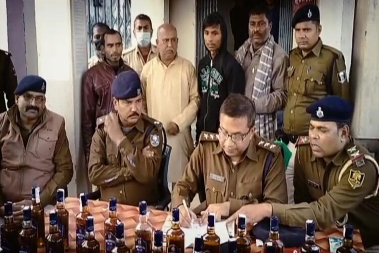 शराब कारोबारी पर टूटा पुलिस का कहर, भारी मात्रा में देशी-विदेशी शराब बरामद