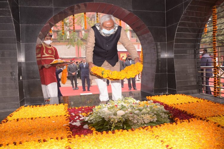 राष्ट्रपिता महात्मा गांधी को शत्-शत् नमन, गांधी घाट पर सीएम ने श्रद्धांजलि अर्पित की