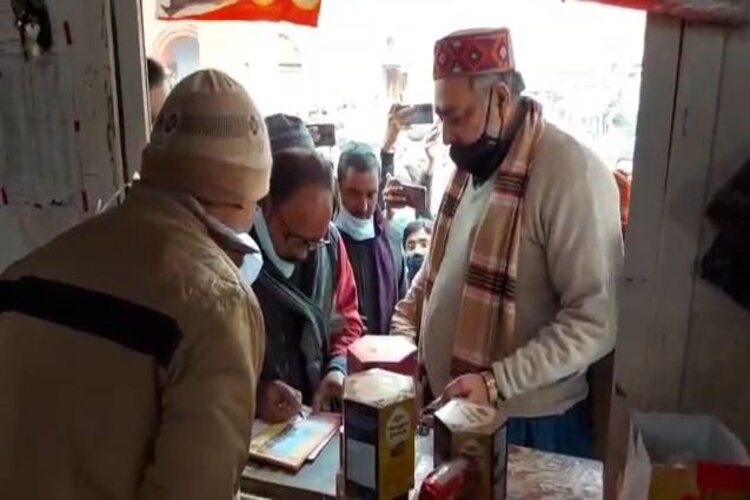 अयोध्या राम मंदिर निर्माण के लिए गिरिराज सिंह ने किया भिक्षाटन, खुद काटी चंदे की पर्चियां