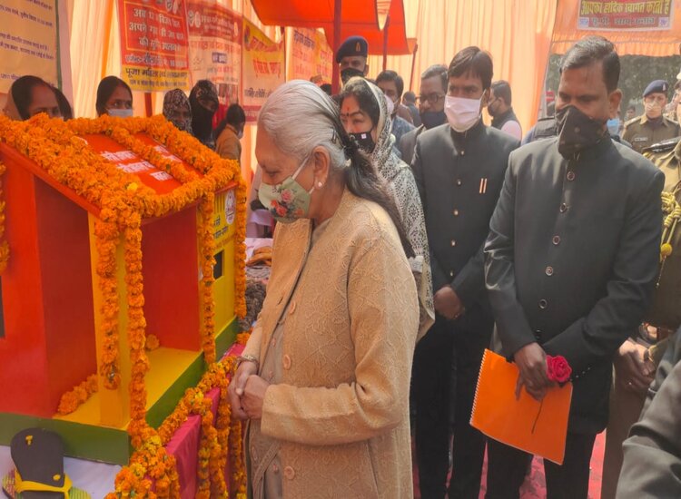 राज्यपाल आनंदी बेन पटेल ने प्रदर्शनी में देखा हस्त निर्मित उत्पाद