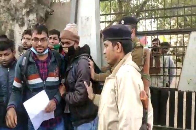 BPSM ऑफिस के बाहर अभ्यर्थियों ने किया हंगामा, पुलिस ने की लाठीचार्ज