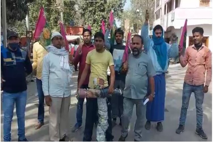 बेगूसराय में बढ़ते अपराध पर जाप कार्यकर्ताओं ने SP अवकाश का फूंका पुतला