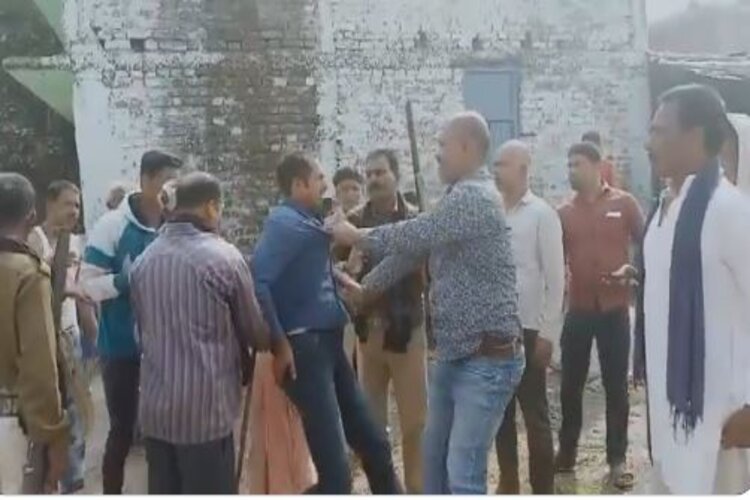 बिना वर्दी के गुंडई करते पुलिस पदाधिकारी का हुआ वीडियो वायरल, CRPF जवान को घसीटा