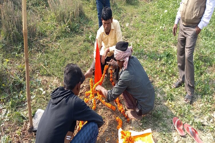 बन्दर की मृत्यु से पूरा गांव हो गया भावुक, मोकामा घाट में ग्रामीणों ने किया अंतिम संस्कार