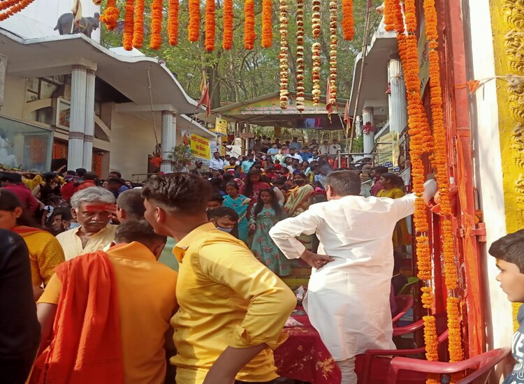 महाशिवरात्रि को लेकर मंदिरों में भक्तों की लगी भीड़ 