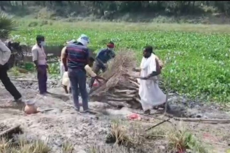 कोरोना पॉजिटिव मरीज की मौत के बाद, परिजनों को खुद करना पड़ा अंतिम संस्कार, जानिए पूरा मामला