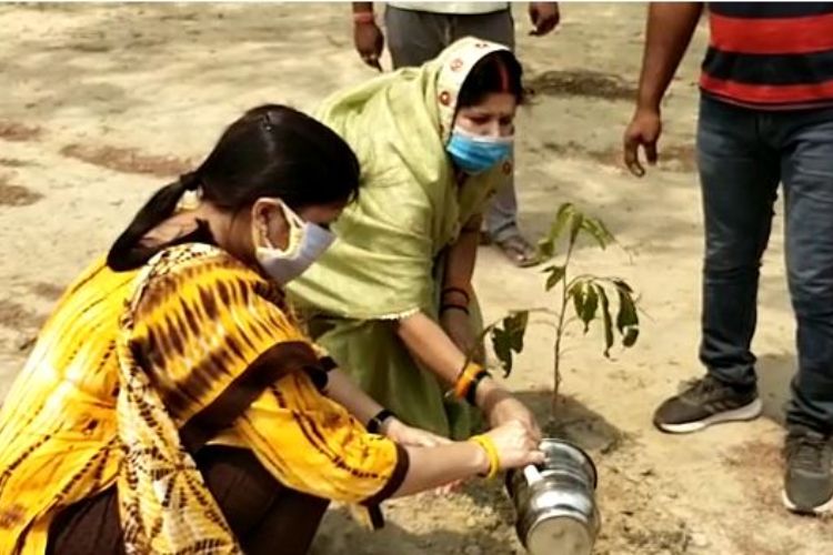 प्रकृति को संरक्षित करने के उद्देश्य से अधिकारियों एवं जन प्रतिनिधियों ने किया वृक्षारोपण