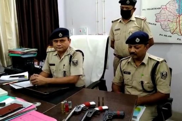 आपराधिक योजना बनाते दो अपराधी पुलिस के हत्थे चढ़े, हथियार-कारतूस बरामद