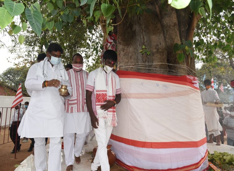 प्रकृति पर्व सरहुल पर परंपरागत रीति-रिवाज से पूजा अर्चना