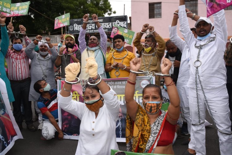 बेड़ी-हथकड़ी पहन जाप नेताओं ने किया प्रदर्शन, कहा-एम्बुलेंस चोर को बचा रही नीतीश सरकार