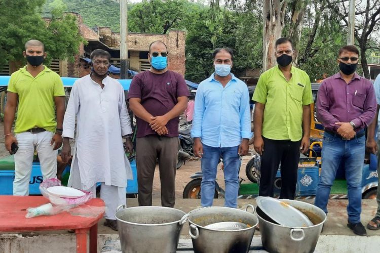 जमुई : गरीबों के प्रति गौरव सिंह राठौड़ का प्रेम प्रशंसनीय, वंचित तबके के लोगों को खिला रहे खाना