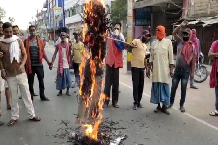 पप्पू यादव की रिहाई की मांग को लेकर सड़क पर उतरे जाप कार्यकर्ता, सीएम का पुतला किया दहन