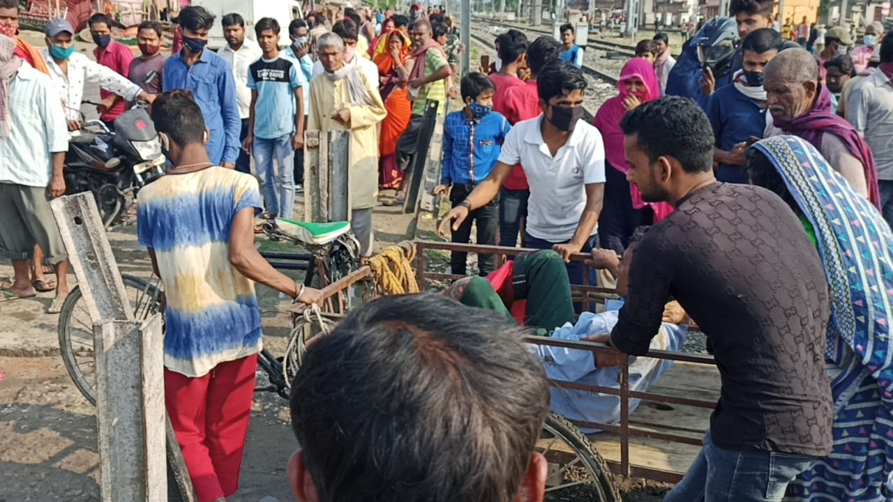 मधुबनी : ट्रेन की इंजन सेटिंग के दौरान चपेट में आने से एक व्यक्ति बुरी तरह जख्मी