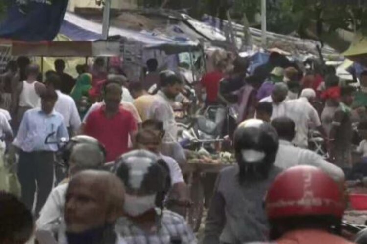 लॉकडाउन की घोषणा पर बाजार में उमड़ी ग्राहकों की भीड़, किराना और खाद्यान्न दुकानों से खूब हुई खरीदारी