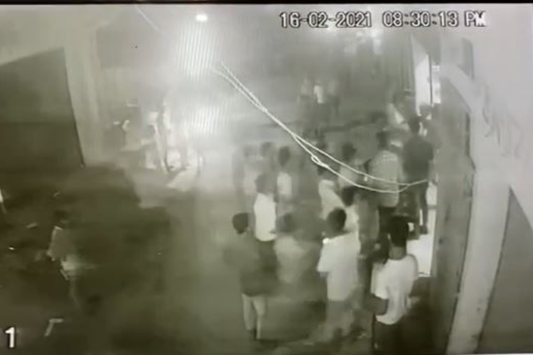 मामूली बात को लेकर दवा दुकानदार से लोगों ने की जमकर मारपीट, वारदात CCTV में कैद