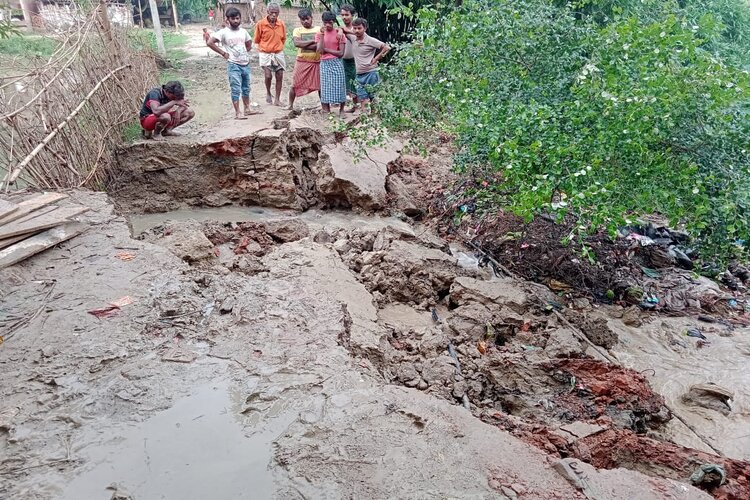 यास तूफ़ान लोगों के लिये बना मुसीबत, जलजमाव के कारण आवागमन हुआ ठप