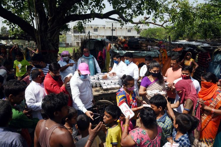 जाप सुप्रीमों की कमी दूर करने में जुटे कार्यकर्त्ता, राजेन्द्र नगर इलाके में किया भोजन वितरण