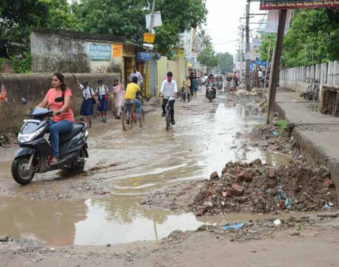 नमामि गंगे के चक्कर में नरक बनी राजधानी, काट दी गई हैं शहर की सड़कें .