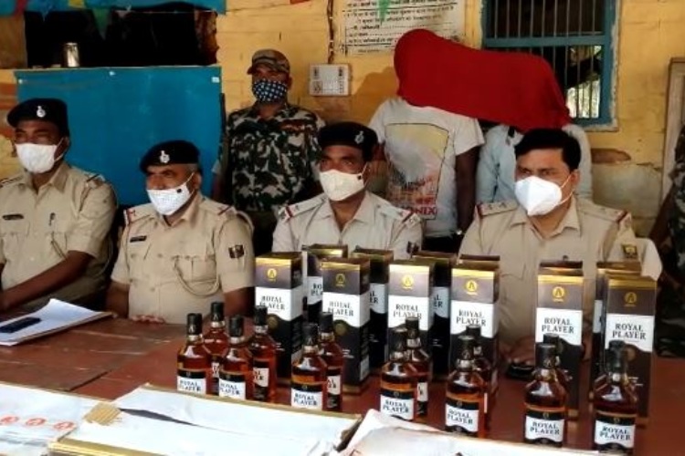 पुलिस ने अलग-अलग जगहों से 2692 बोतल शराब के साथ दो तस्करों को किया गिरफ्तार