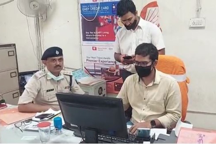 पैसे जमा करने आई एक महिला के पास से निकला 21 हजार का जाली नोट, जांच में जुटी पुलिस