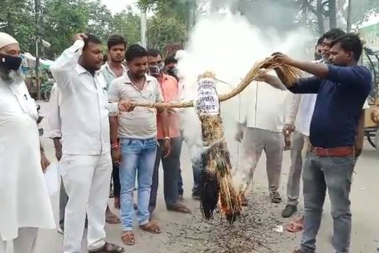 नव नालंदा महाविहार विश्वविद्यालय में बहाली में गड़बड़ी को लेकर जन कल्याण संघ ने फूंका पुतला