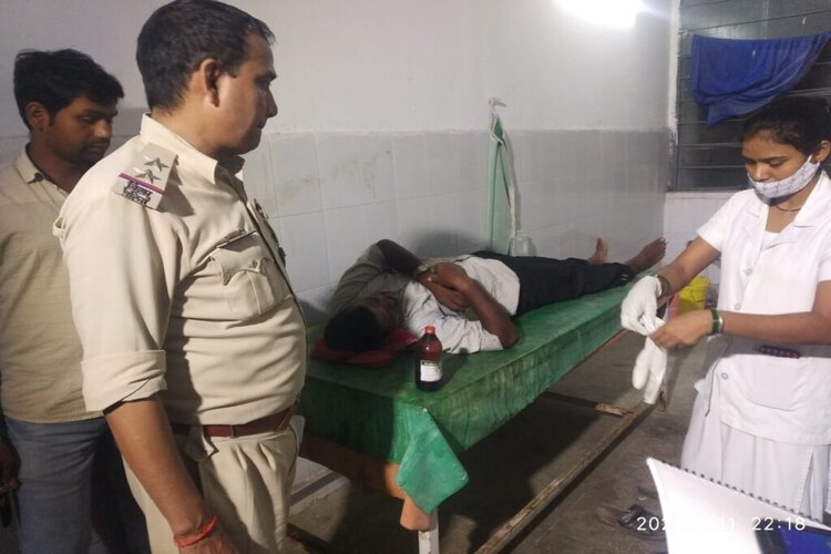 हत्या के आरोपी को पकड़ने गए थानाध्यक्ष समेत पुलिस टीम पर किया हमला, 10 को लिया हिरासत में