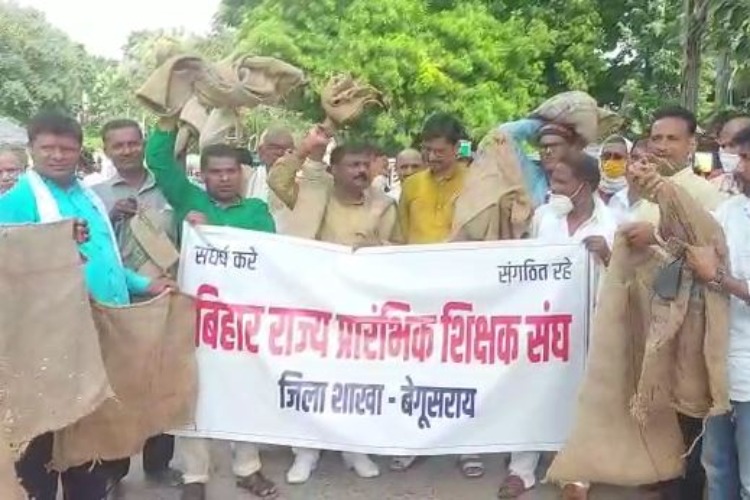 बेगूसराय में भी शिक्षक बेच रहे बोरा, कटिहार के शिक्षक को विभाग ने किया था निलंबित