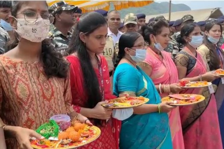 महिला डाक मंडल कर्मियों ने रक्षाबंधन के मौके पर सीआरपीएफ के जवानों को बांधी राखी