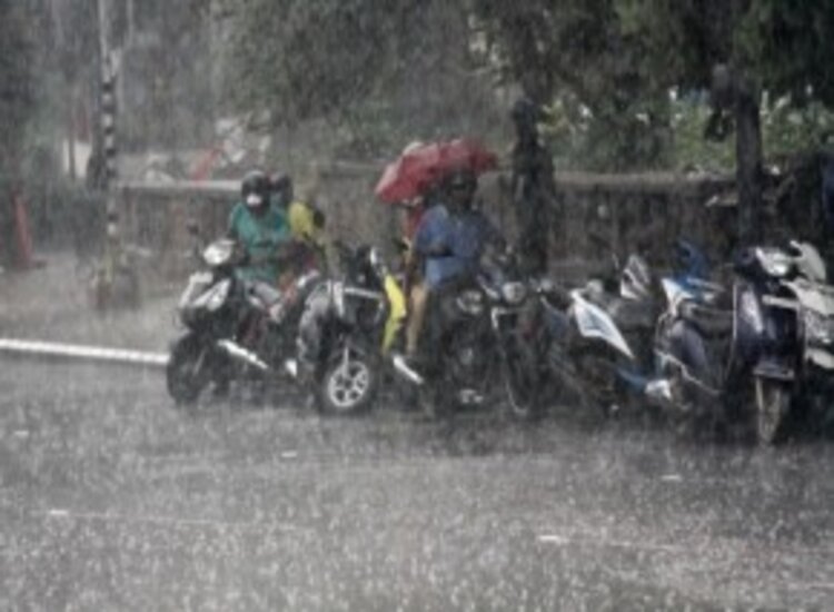 तेज बारिश से सरकारी कार्यालय से लेकर रिहायशी इलाकों में घुसा पानी
