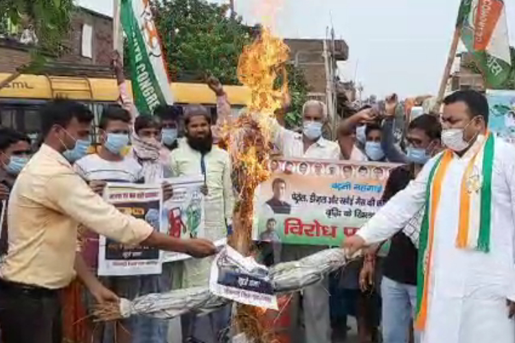 महंगाई के खिलाफ केंद्र सरकार पर विपक्ष का फूटा गुस्सा, प्रधानमंत्री का किया पुतला दहन