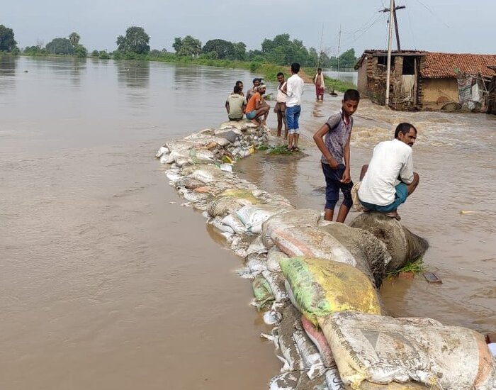 बिहार के कई जिलों में बाढ़ की आशंका, तटबंधों पर बढ़ा दबाव.