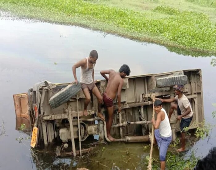 मधेपुरा में बस दुर्घटना, गड्ढे में जा गिरी बस, 15 यात्री जख्मी, 1 की मौत.