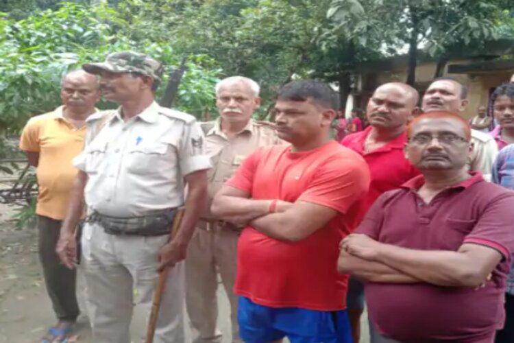 पुलिस क्वार्टर में दारोगा के बेटे की फंदे से झूलता मिला शव, परिजनों में मचा कोहराम