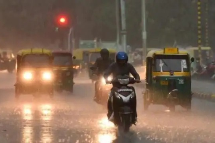 बिहार में अगले तीन दिनों तक होगी झमाझम बारिश, थोड़ा संभल कर बिजली गिरने की भी संभावना